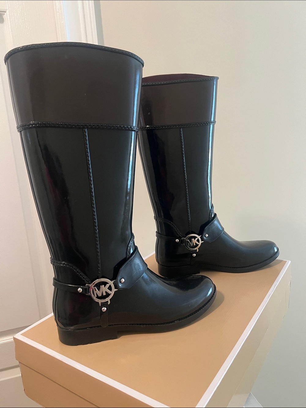 Michael Kors Black Logo, Glossy Tall Women's Boot. EXCELLENT CONDITION. Size: 9 - Picture 3 of 11